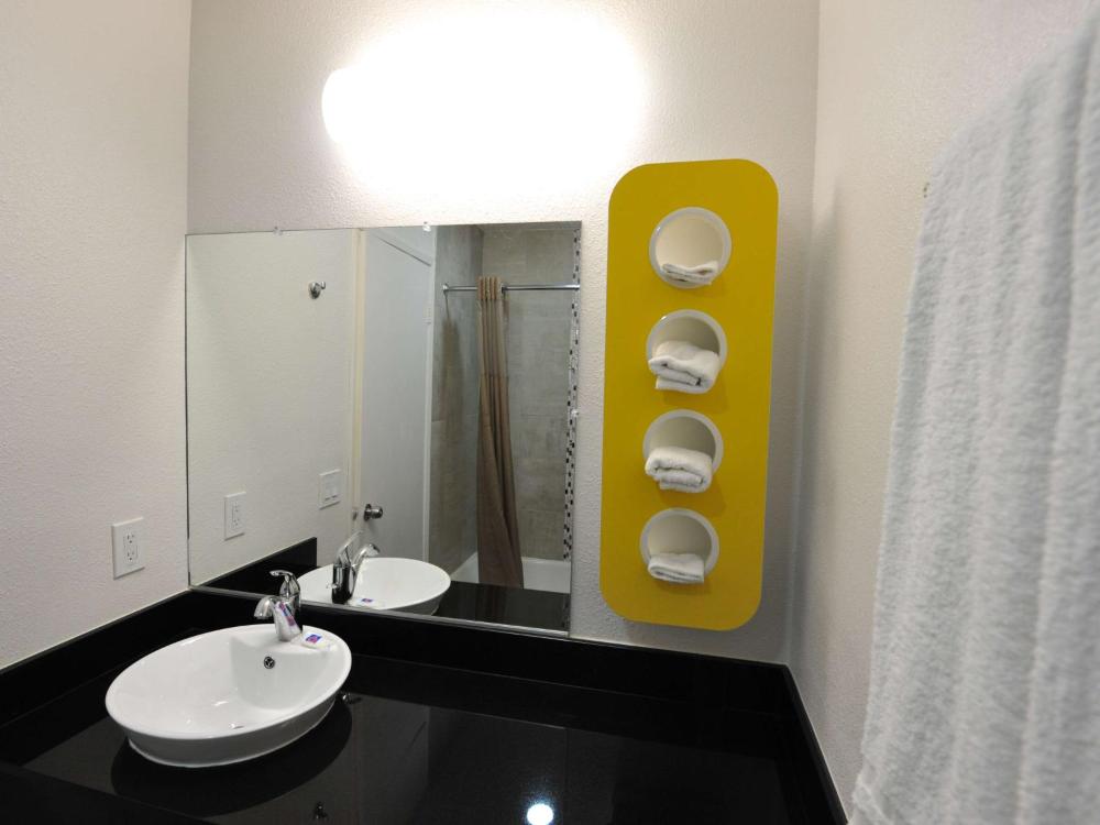 Queen Suite - Non-Smoking interior