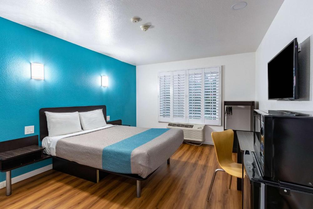 Deluxe Queen Room - Non-Smoking interior